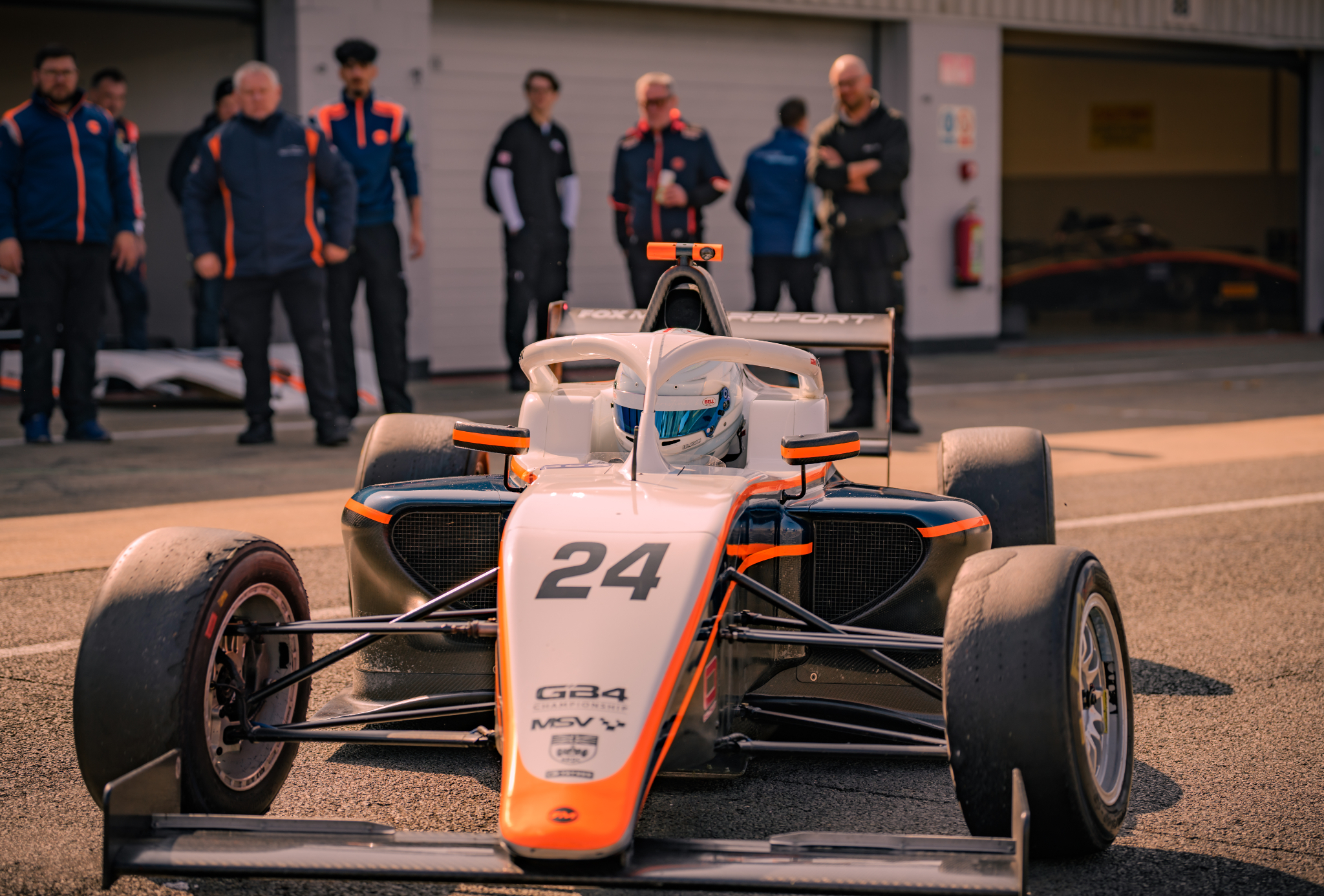 Kristine Kołodziejski wyjazd z garażu tor silverstone