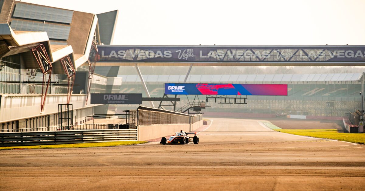 tor silverstone testy gb4 2025 zachód słońca