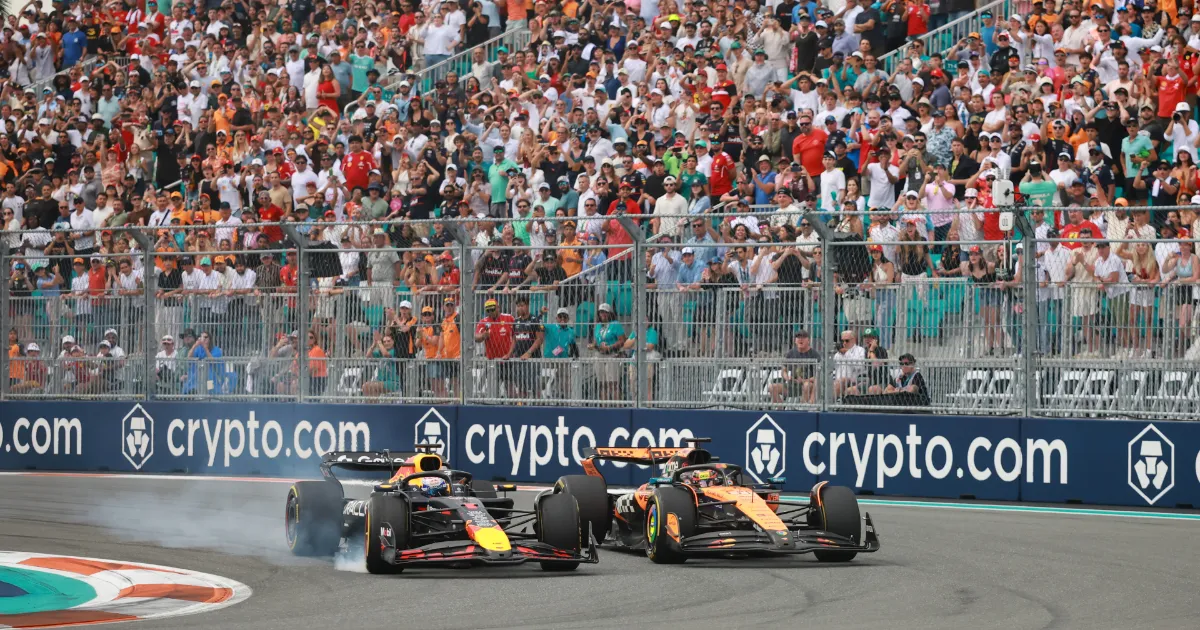 Max Verstappen broni się przed Oscarem Piastrim podczas GP Miami 2025