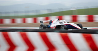 Klasyfikacja generalna Hiszpańskiej F4 2025. Które miejsca zajmują Jan Przyrowski i Wiktor Dobrzański?