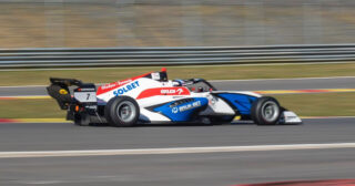 Transmisja Eurocup-3 2025. Gdzie oglądać Macieja Gładysza, Kacpra Sztukę i Wiktora Dobrzańskiego?