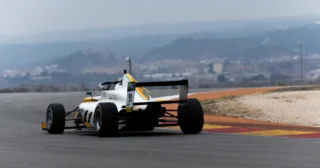 Bolid i zawodniczka F4 na Poznań Motor Show