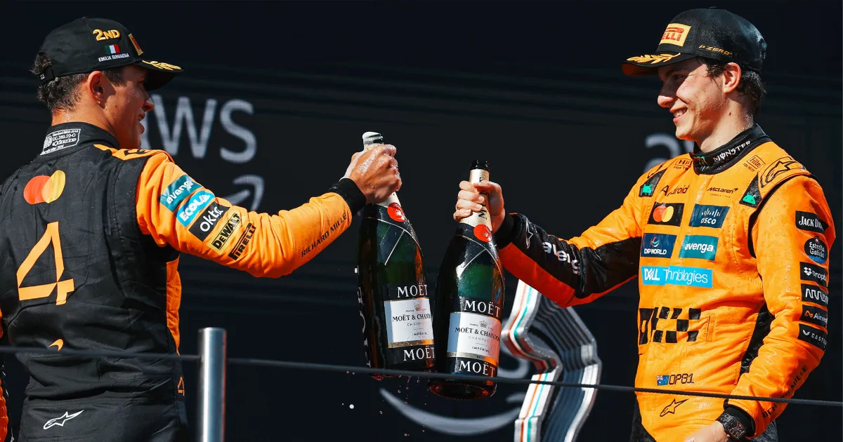 Lando Norris i Oscar Piastri (McLaren) na podium GP Emilii-Romanii 2025