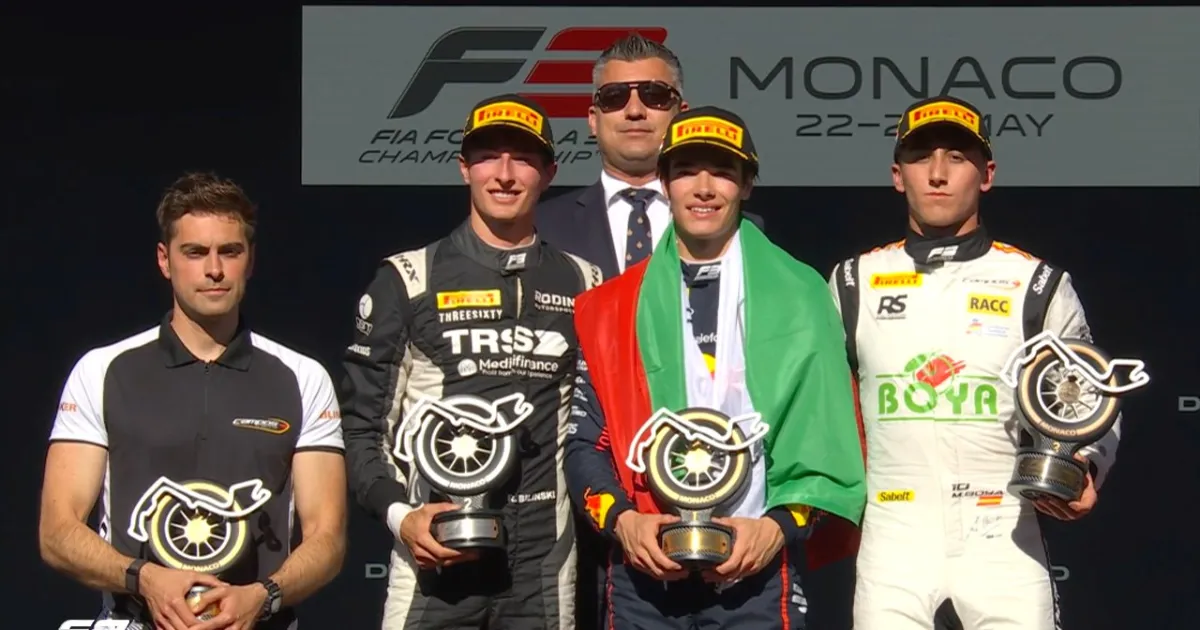 Nikola Tsolov, Roman Biliński i Mari Boya na podium GP Monako 2025 Formuły 3