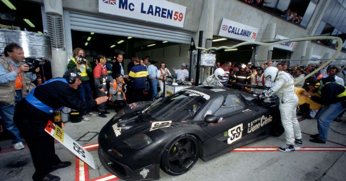 Kokusai Kaihatsu Racing Lanzante Motorsport #59 McLaren F1 GTR 24 Hours of Le Mans 1995 pit stop