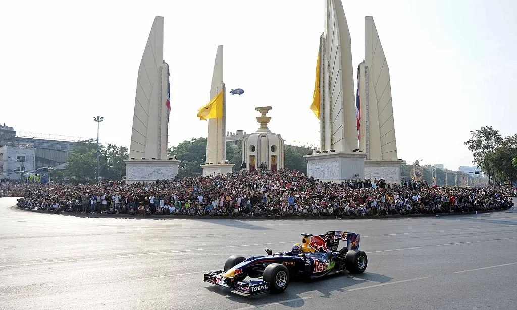 Kalendarz F1 2027 może obejmować GP Tajlandii. Mark Webber podczas show na ulicach Bangkoku w 2010 r.