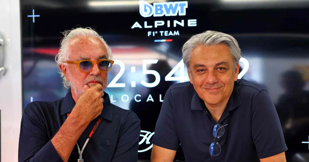 Flavio Briatore i Luca de Meo w garażu Alpine F1 Team