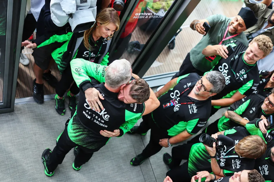 Nico Hulkenberg w objęciach Jonathana Wheatley'a po podium w GP Wielkiej Brytanii 2025