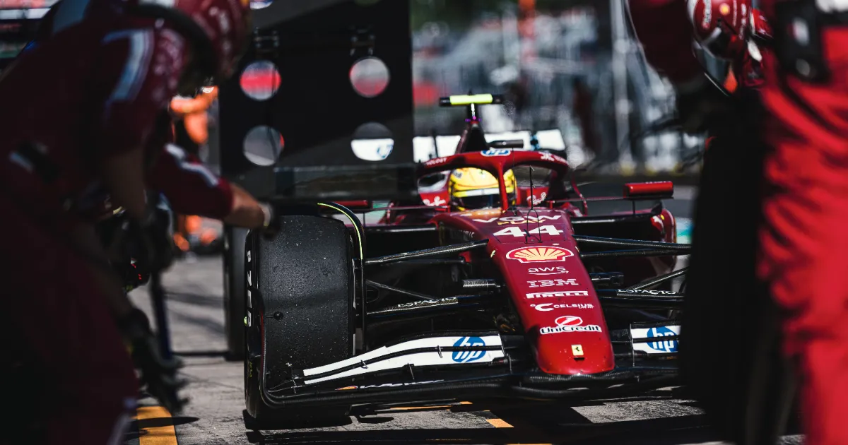 Pit stop Lewisa Hamiltona w barwach Ferrari podczas GP Austrii 2025