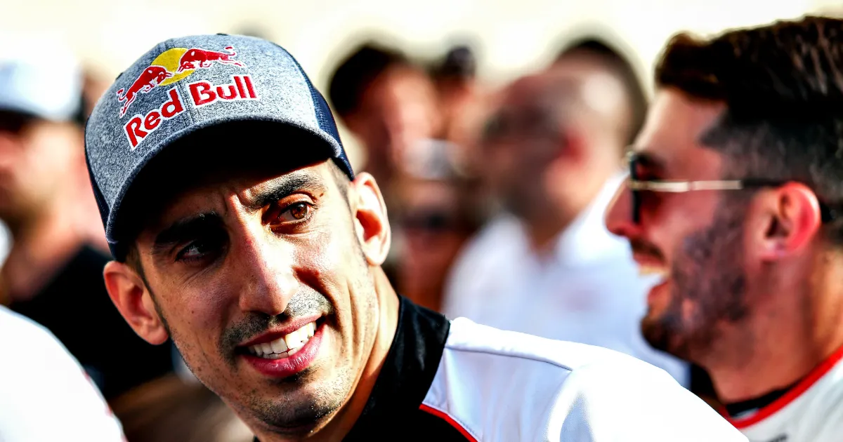 Sébastien Buemi z Red Bullem długo nie pojeździł w Formule 1, ale z jego wsparciem zdołał wygrać Mistrzostwa WEC, w tym ikoniczny wyścig 24h Le Mans