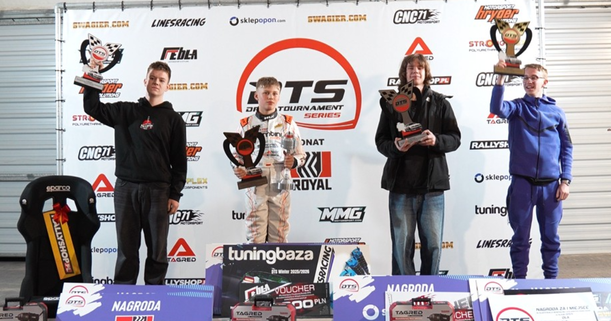 Borys Piotrowski na podium klasyfikacji generalnej zimowej serii DTS